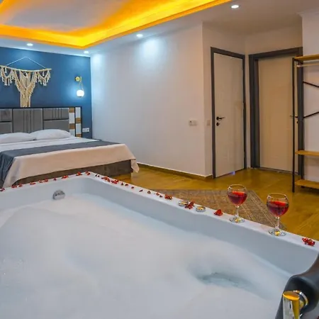 In Kas With Pool Jacuzzi Garden And Porch 호텔 Gelemiş
